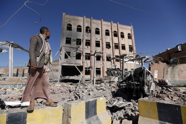 مبنى في اليمن تعرض للدمار من احدى الغارات الجوية للتحالف